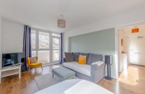 St Luke's Apartment | Inviting 1 Bedroom Flat Steps from Old Street - Rated 9/10