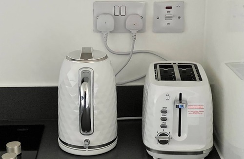 Brierley Hill Apartment | Comfortable 1-Bedroom Apartment with Free Parking & Spa