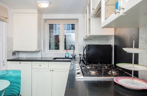 Brompton & Hans Town Apartment | Inviting 1BD Apartment Steps from Harrods, Rated 10/10