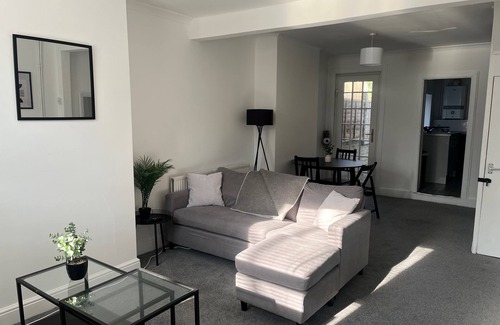 Dartford House | Cosy 2-bed Home - Central Location - Train Station