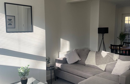 Dartford House | Cosy 2-bed Home - Central Location - Train Station