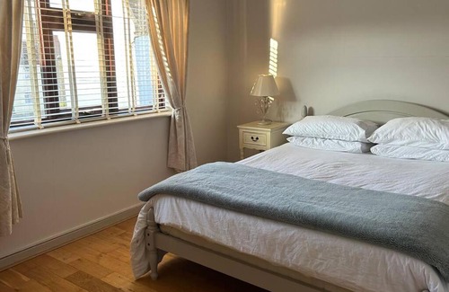 Haddenham House | Comfortable 2-Bed Retreat for Your Perfect Getaway