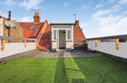 Westcliff-on-Sea Apartment | Inviting Beachside Apartment with Free Parking & Breakfast