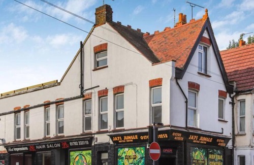 Westcliff-on-Sea Apartment | Inviting Beachside Apartment with Free Parking & Breakfast