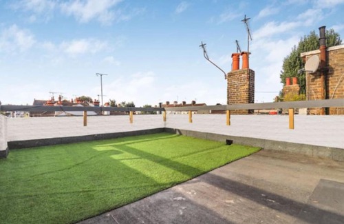 Westcliff-on-Sea Apartment | Inviting Beachside Apartment with Free Parking & Breakfast
