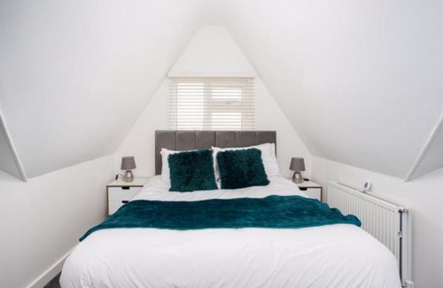 Westcliff-on-Sea Apartment | Inviting Beachside Apartment with Free Parking & Breakfast