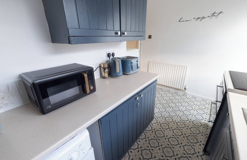 Newton St Loe House | Cosy 2-Bedroom Central Home with Private Hot Tub