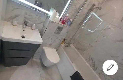 Slough Apartment | Inviting 2-Bedroom Flat with Free Parking & Family-Friendly