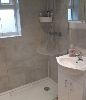 Slough Apartment | Inviting 2-Bedroom Flat with Free Parking & Family-Friendly