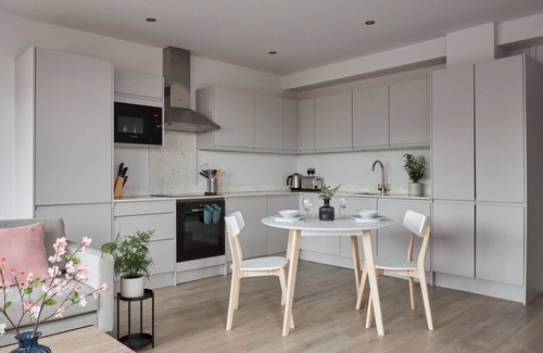 Harrow Apartment | Cosy 2BR Apartment Near Harrow-on-the-Hill Station w/Kitchen & Balcony