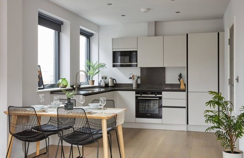 Harrow Apartment | Cosy 2BR Apartment Near Harrow-on-the-Hill Station w/Kitchen & Balcony
