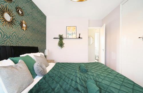 Aylesbury House | Inviting 2 Bedroom House with Parking in Aylesbury