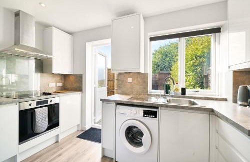 Aylesbury House | Inviting 2 Bedroom House with Parking in Aylesbury