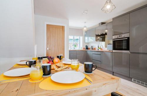 Rossington House | Cosy 2BR Cottage With Free Parking