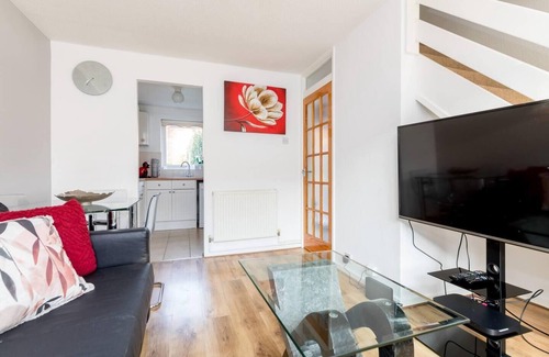 Milton Keynes House | Inviting 2BR Home Close to Milton Keynes Centre