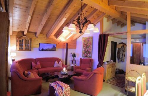 Taesch Apartment | Welcoming 3.5-Room Retreat in Täsch with Family-Friendly Pool
