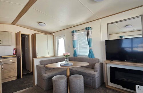 Berwick-upon-Tweed House | Cozy 3-Bed Caravan in Berwick Holiday Park with Hot Tub