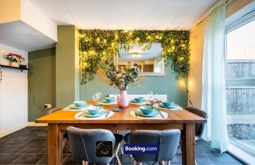 Chorlton-on-Medlock Apartment | Stylish City Centre 4-Bedroom House with Free Parking & Wifi