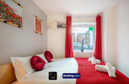 Chorlton-on-Medlock Apartment | Stylish City Centre 4-Bedroom House with Free Parking & Wifi