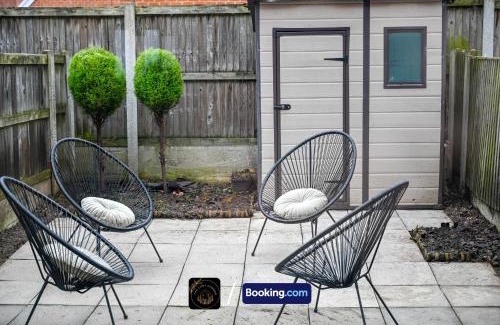Chorlton-on-Medlock Apartment | Stylish City Centre 4-Bedroom House with Free Parking & Wifi