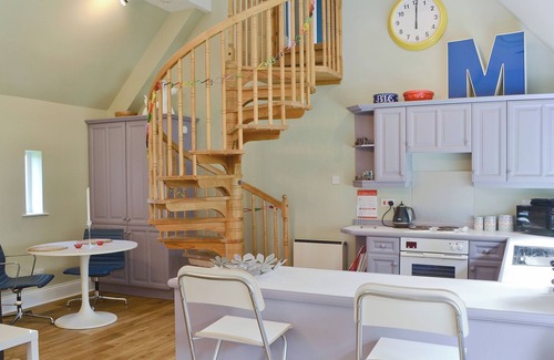 Hallington Cottage | Inviting Stay with Wood Burning Stove at Bitchfield Tower