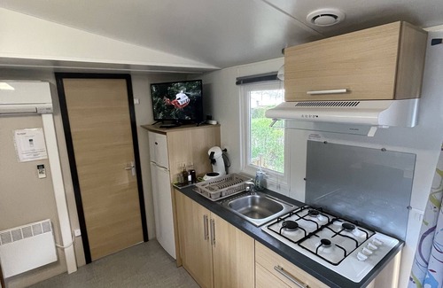 Aureilhan House | Cozy Mobile Home Retreat with Lake Views in Aureilhan