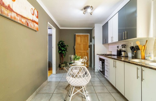 Greater Johannesburg Metropolitan Area Cottage | Budget-Friendly 1 Bedroom Flatlet with Pool & Breakfast