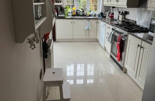 Canons House | Charming 4-Bed House in Stanmore with Breakfast Included