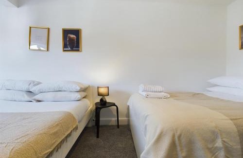Darwen House | Inviting House for 10 Guests with Pet-Friendly Perks
