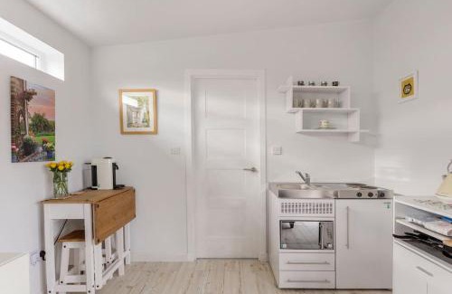 Ellon House | Modern Garden House Retreat: Pet-Friendly with Top Ratings