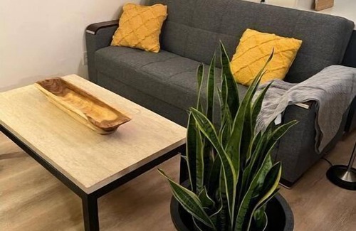 Canarsie Apartment | Charming Studio Apartment near Carnasie Park for Couples