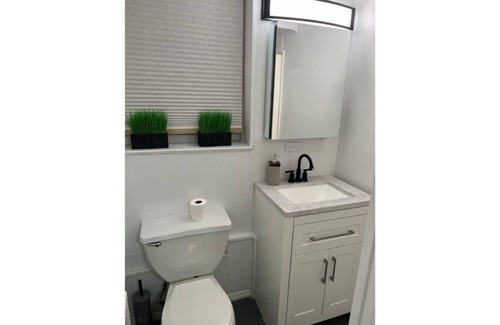 Canarsie Apartment | Charming Studio Apartment near Carnasie Park for Couples