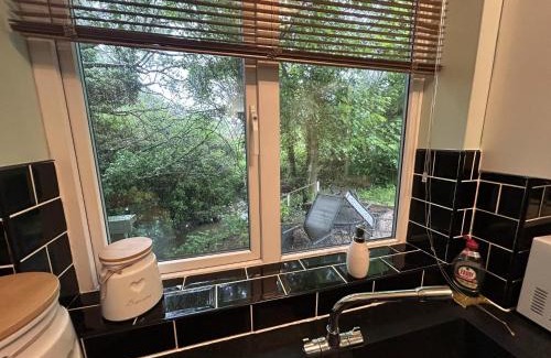 Ruskington House | Serene Brook-Side Lodge: Ideal for Families and Pets