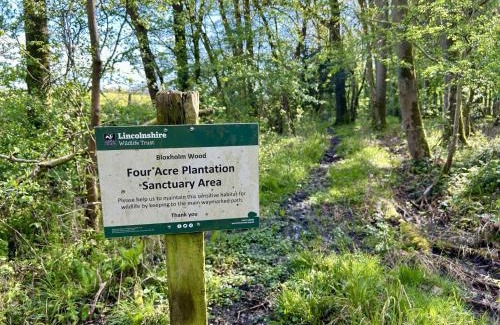Ruskington House | Serene Brook-Side Lodge: Ideal for Families and Pets