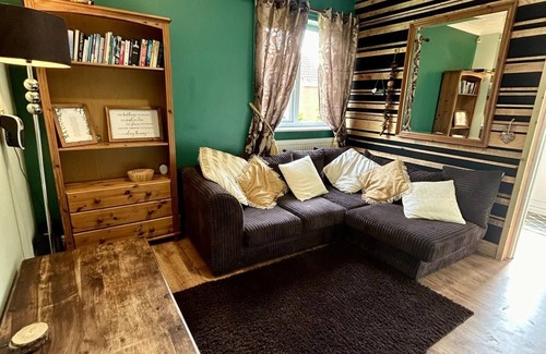Ruskington Cabin | Inviting Brook-side Lodge: Family-Friendly with Kitchen