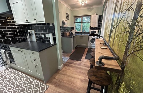 Ruskington Cabin | Inviting Brook-side Lodge: Family-Friendly with Kitchen