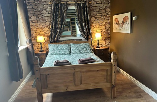 Ruskington Cabin | Inviting Brook-side Lodge: Family-Friendly with Kitchen