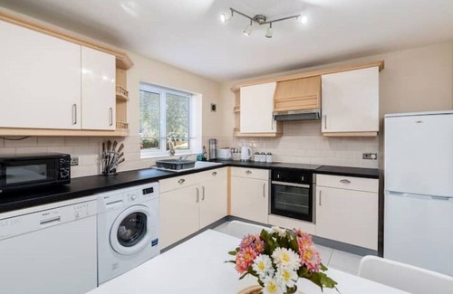 Doncaster Apartment | Inviting Ground Floor Apartment with Breakfast & Family Focus