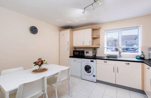 Doncaster Apartment | Inviting Ground Floor Apartment with Breakfast & Family Focus