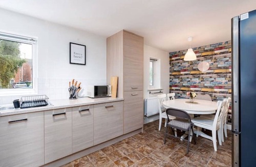 Doncaster Apartment | Cozy 3-Bed Apartment Ideal for Families and Relaxation