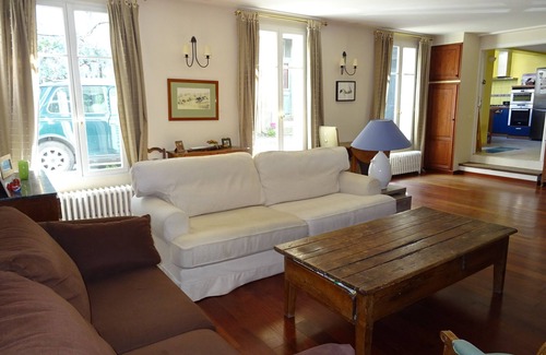 Notre-Dame House | Serene Townhouse Steps from Château de Versailles, Rated 10/10