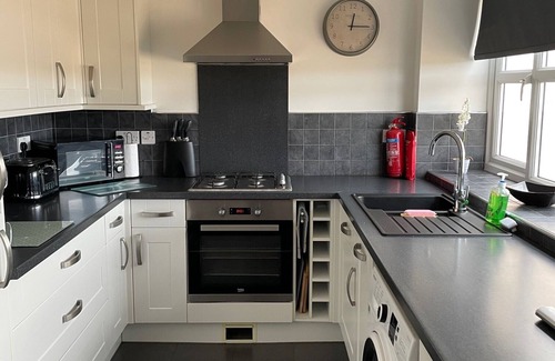 Wisbech House | Welcoming Annex with Secure Gated Parking & Family Amenities