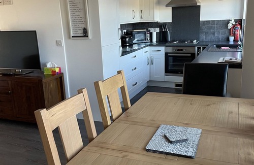 Wisbech House | Welcoming Annex with Secure Gated Parking & Family Amenities