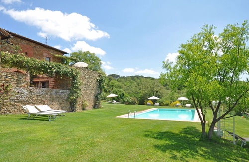 Castelnuovo Berardenga Apartment | Cozy Apartment for Two with Pool, WIFI & Panoramic Views