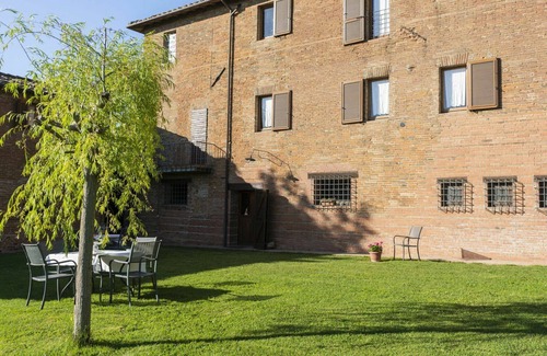 Castiglione del Lago House | Cozy Villa Apartment with Pool, Hot Tub & Pet-Friendly Stay