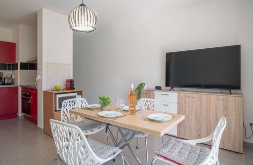 Le Port Apartment | Cosy apartment for 4 people with pool, WIFI, TV and terrace