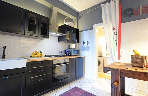 Desenzano del Garda Apartment | Cosy apartment for 6 guests with sauna, WIFI, hot tub, A/C, TV and terrace, close to Sirmione