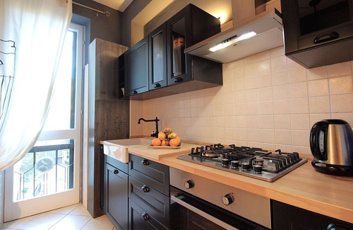 Desenzano del Garda Apartment | Cosy apartment for 6 guests with sauna, WIFI, hot tub, A/C, TV and terrace, close to Sirmione