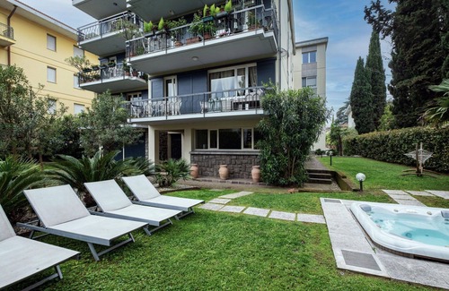 Desenzano del Garda Apartment | Cosy apartment for 6 guests with sauna, WIFI, hot tub, A/C, TV and terrace, close to Sirmione