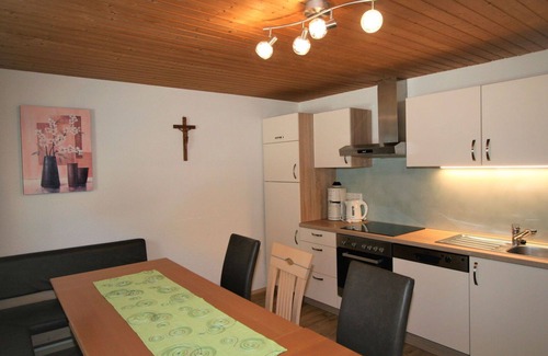 Holdernach Villa | Cozy Villa Apartment for 10 with WiFi and Pet-Friendly Options